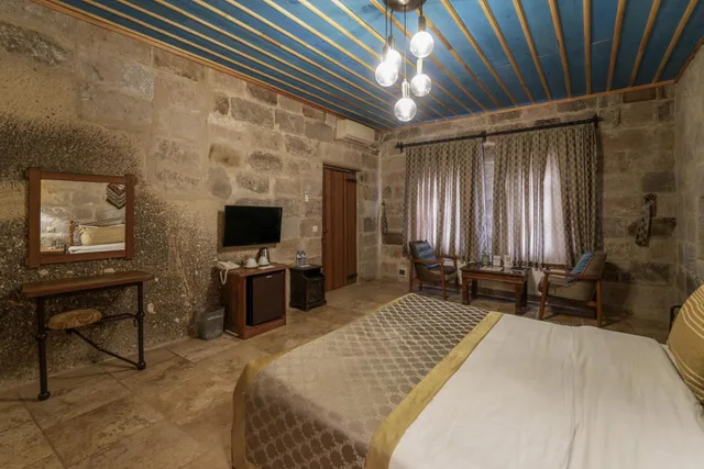 جناح جونيور، Tekkaya Cave Hotel 6/10