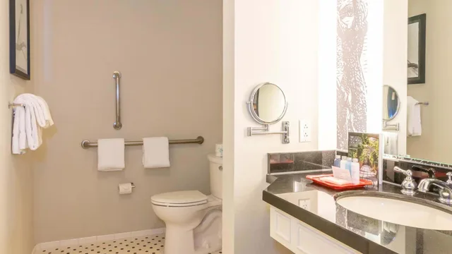 غرفة ديلوكس بسريرين كوين بحوض استحمام لذوي الإعاقة، Williamsburg Lodge 2/3