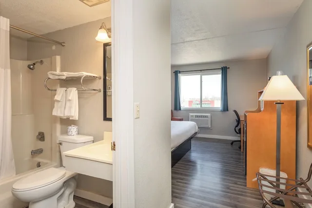 غرفة بسرير كينج، Sauk River Inn & Suites, a Travelodge by Wyndham 4/4