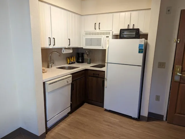 جناح بسرير كوين وسريرين مزدوجين، Staybridge Allentown Bethlehem Airport Suites 7/10