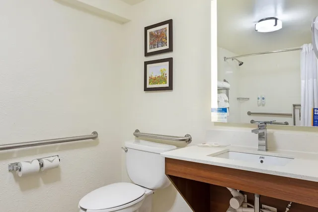 غرفة قياسية بسرير كينج مع أريكة، Comfort Suites Hanes Mall 4/7