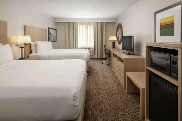 غرفة بسريرين كوين بحوض استحمام لذوي الإعاقة، DoubleTree by Hilton Hotel Portland - Tigard 2/7