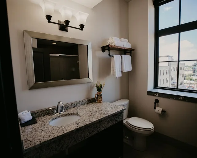 جناح بسرير كينج مع أريكة، The Brewhouse Inn Suites 2/4