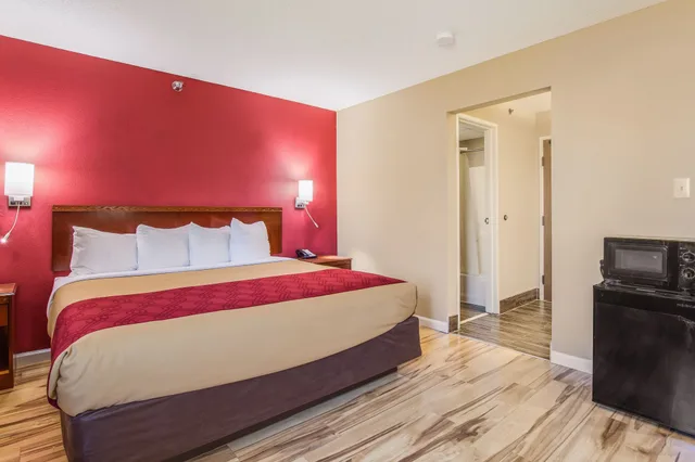 غرفة قياسية بسرير كينج بحوض جاكوزي، Econo Lodge Shelbyville KY 2/4