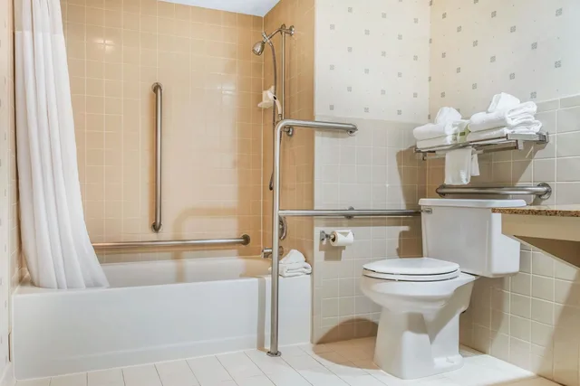 غرفة بسرير كينج مع أريكة لذوي الإعاقة، Quality Inn & Suites Mall of America - MSP Airport 3/4
