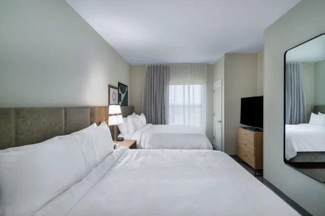 جناح بسريرين كوين بغرفة نوم واحدة بمطبخ لذوي الإعاقة، Staybridge Suites Flowood 1/6