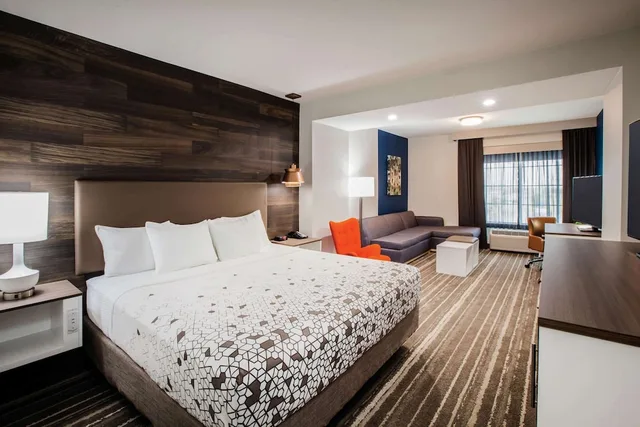 غرفة ديلوكس بسرير كينج، La Quinta Inn Suites By Wyndham Owasso 1/7