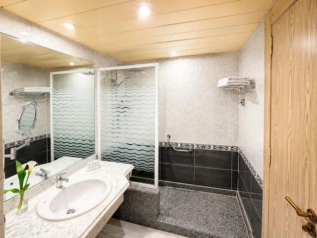 غرفة ملكية كلوب بسرير كوين بإطلالة على البحر، Regency Plaza Aqua Park Spa Resort 10/10