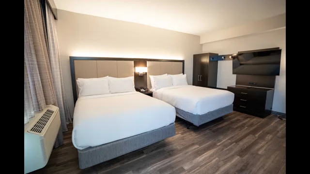 Standard, 2 Queen Beds, City Skyline View, Balcony, Holiday Inn Express Long Island City E New York, an IHG Hotel 3/5