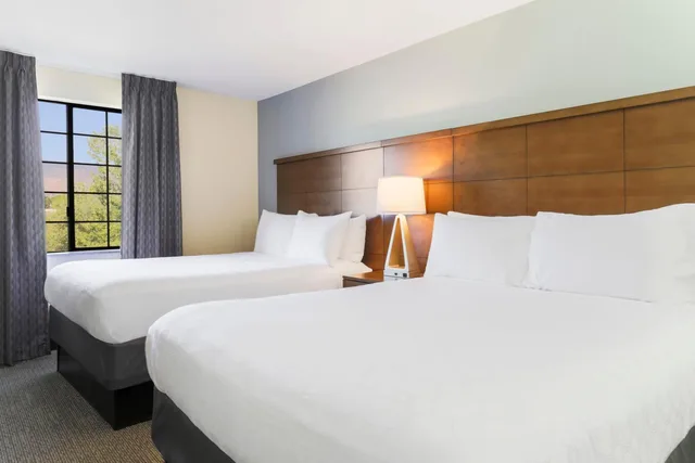 جناح بسريرين كوين بغرفة نوم واحدة مع أريكة، Staybridge Suites Reno 2/5