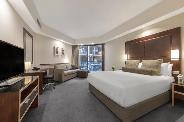 Courtyard, King Bed, Single Bed, Sofa، Amora Herencia Riverwalk Melbourne 1/7