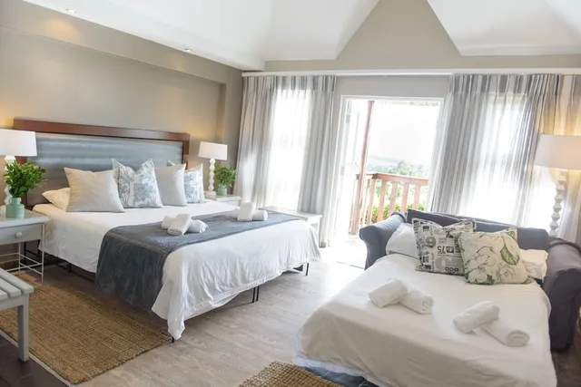 Superior, Queen Bed, Whalesong Hotel Hydro 1/3