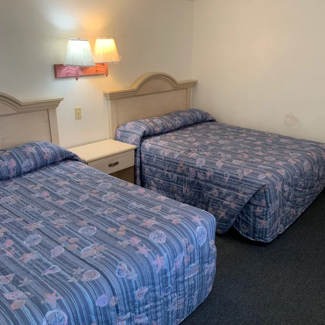 2 Bedrooms, Efficiency, Suite, 1 King and 2 Double Beds, Roman Holiday Motel 1/2