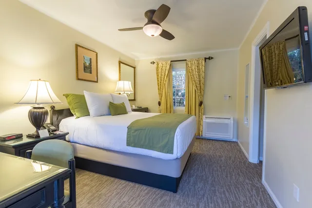 Room, Queen Bed, Coast Village Inn - Santa Barbara 4/6