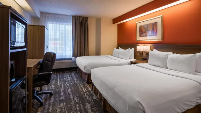 غرفة بسرير كوين بإطلالة، Charlevoix Inn Suites, SureStay Collection by Best Western 6/9