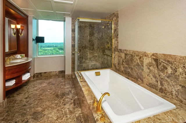 جناح مع دخول صالة النادي، Hilton Lac Leamy 2/3