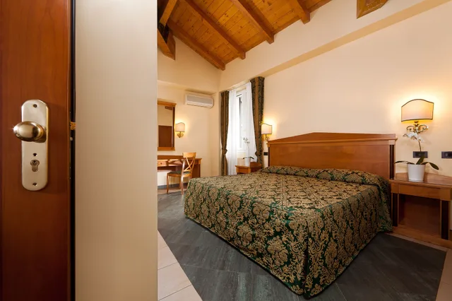 غرفة قياسية بسرير مزدوج، Touring Hotel Bologna 7/10