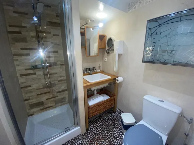 شقة بسرير كوين وسرير فردي مع أريكة، Les Patios Du Marais 4/4