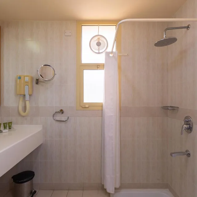 غرفة بسرير كينج بإطلالة على البحر، Azimut Hotel Khasab 6/6