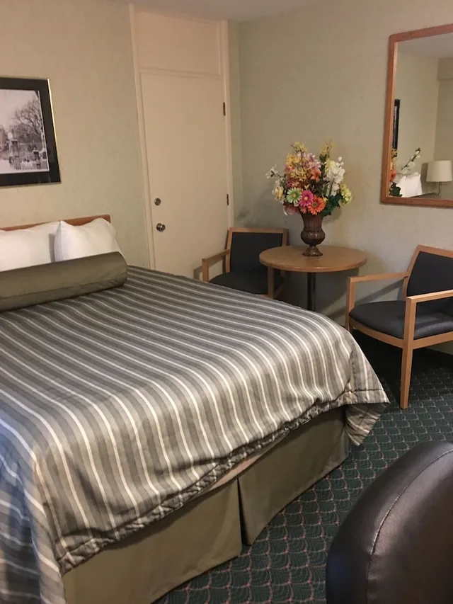 غرفة قياسية بسرير كوين، Travelodge by Wyndham Winnipeg East 3/9
