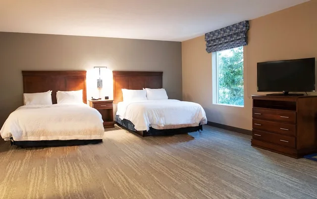غرفة بسريرين كوين مع أريكة لذوي الإعاقة، Hampton Inn Gloucester 1/5