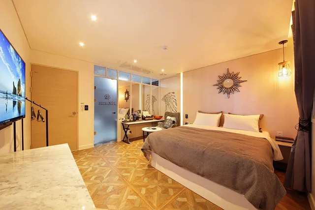 غرفة قياسية ثلاثية، Hotel Nol 1/1