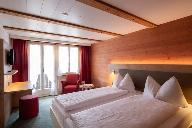 غرفة بسرير مزدوج بشرفة، Chalet Swiss Hotel 1/8
