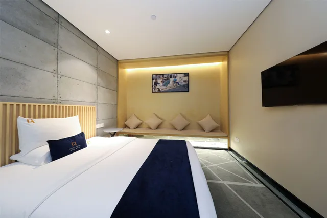 Design, Queen Bed، Arrivee Hotel 1/4
