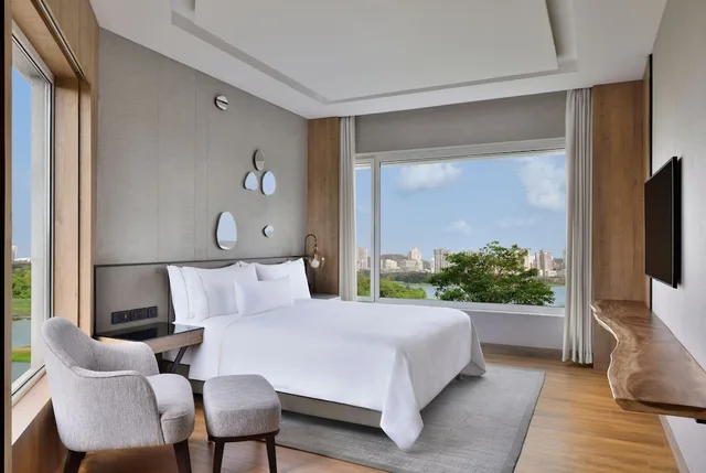 1 Bedroom, Westin, Club, Double Bed, Lake View، The Westin Mumbai Powai Lake (ex Renaissance Mumbai) 2/6