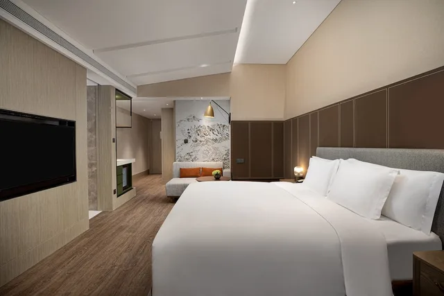 غرفة بريميوم بسرير كينج بإطلالة على البحيرة، Crowne Plaza CHONGLI RESORT 2/9