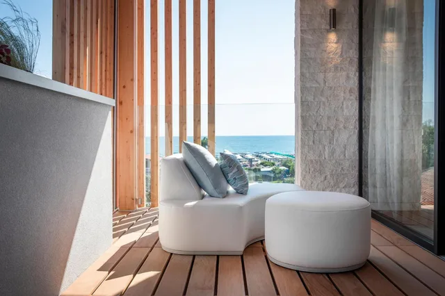 Penthouse Suite, Annex, Byron 3/3