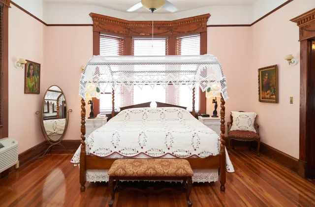 Room, King Bed, Pool Side، Amsterdams Curry Mansion Inn 4/10