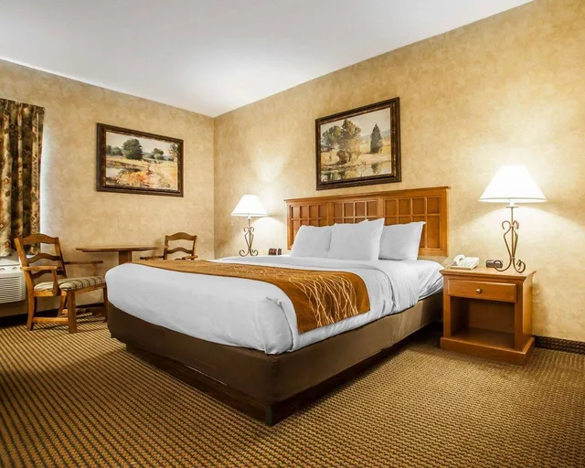 Room, King Bed, Accessible, Comfort Inn & Suites Macon, MO 2/5