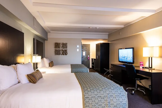 Coast, 2 Queen Beds, Sofa، Coast Kamloops Hotel And Conference Centre 1/3