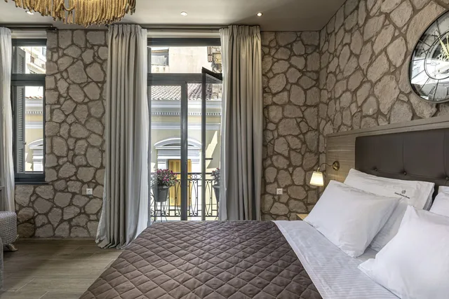 جناح جونيور بسرير كوين بشرفة مع أريكة في الملحق، Athens Manor Houses 1/5