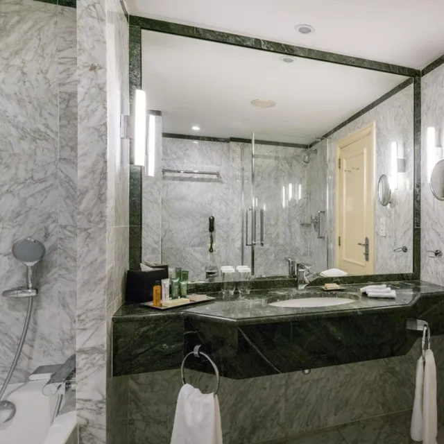 غرفة عائلية بسرير كينج وسريرين كوين، Hilton Brussels Grand Place 7/7