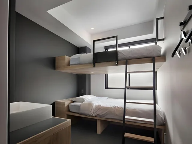 غرفة بسريرين منفصلين وسرير بطابقين بحمام خاص، Piece Hostel Sanjo 1/2