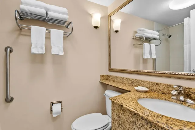 غرفة بسريرين كوين لذوي الإعاقة، Clarion Inn North Haven - New Haven North 4/4