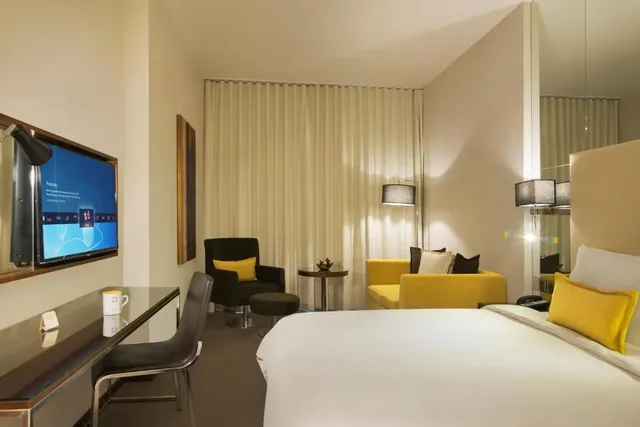 غرفة بسرير كوين، سنترو واحه من روتانا(Centro Waha By Rotana) 1/2