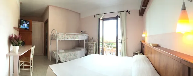 غرفة رباعية بسرير كوين وسرير بطابقين، Hotel Cala Reale 2/7