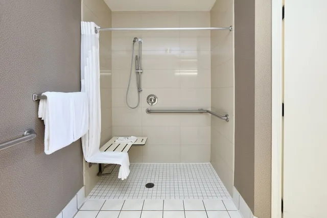 غرفة بريميوم بسرير كينج لذوي الإعاقة، Holiday Inn Hotel And Suites 4/4