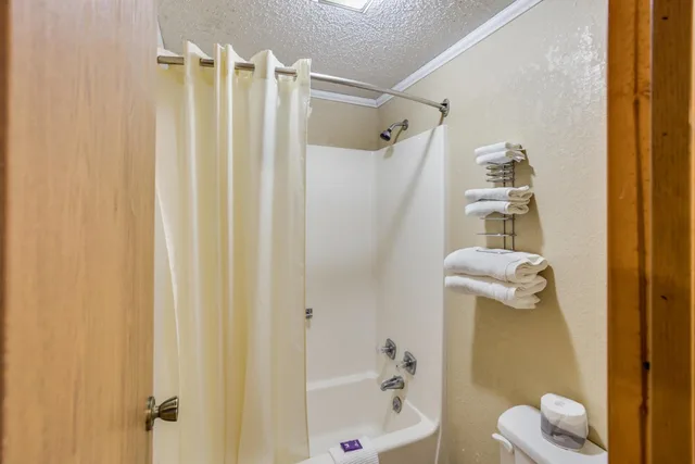 جناح بسرير كينج بحوض جاكوزي للمدخنين، Knights Inn Ashland 4/4