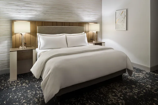 غرفة تقليدية بسرير كينج، Westin Memphis Beale Street 2/10