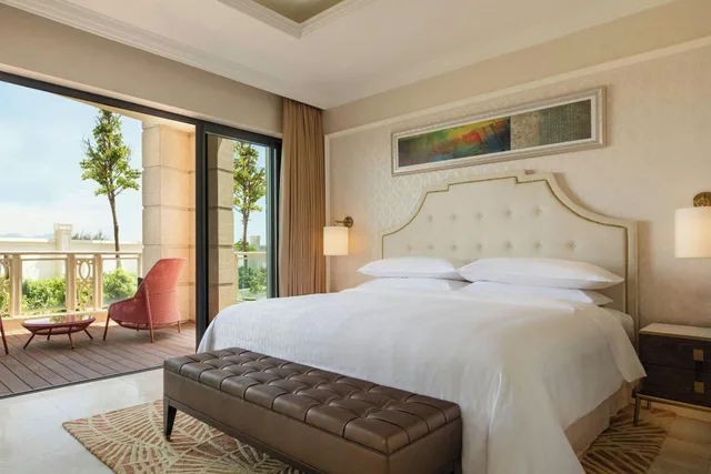 جناح بسرير كينج بإطلالة على الحديقة، Sheraton Grand Danang Beach Resort and Spa 2/3