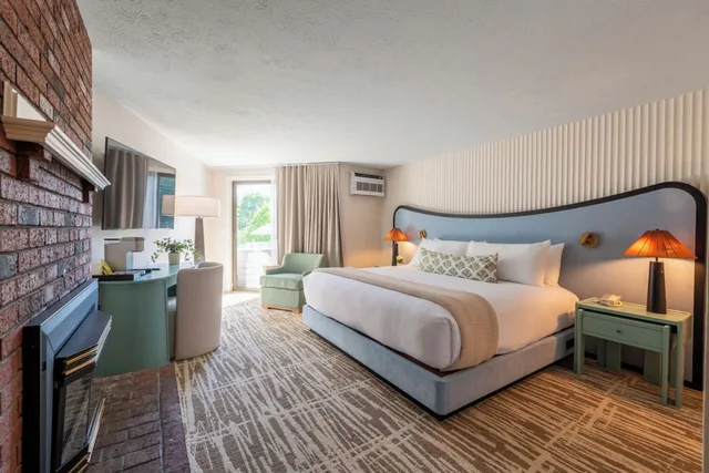 Clover, King Bed, MEADOWMERE RESORT 2/10