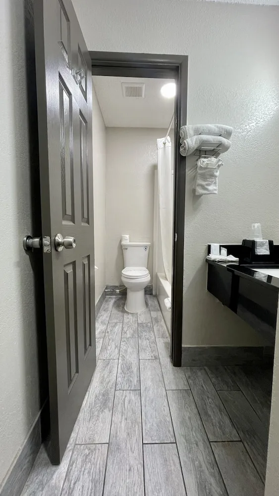 غرفة بسريرين مزدوجين لذوي الإعاقة، Rodeway Inn Georgetown TX 4/4