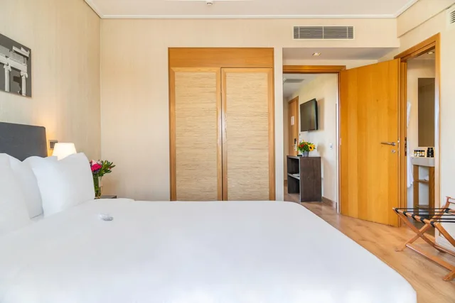 جناح بسرير كوين، The Athens Gate Hotel 2/4