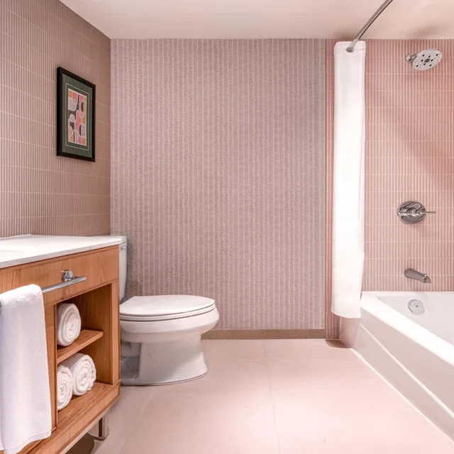 غرفة بسرير كينج وسريرين كوين في طابق مرتفع، Toor Hotel Toronto, Part Of Jdv By Hyatt 3/4
