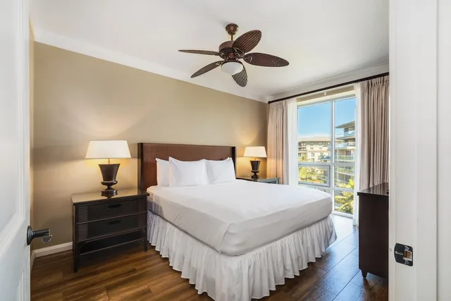 جناح بسريرين كينج بغرفتي نوم بإطلالة جزئية على البحر مع أريكة، OUTRIGGER Honua Kai Resort & Spa 3/10