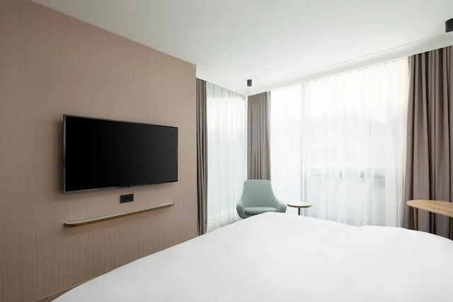 غرفة سوبيريور بسرير كينج، Courtyard By Marriott Cluj-Napoca Downtown 2/3